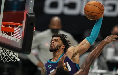 Hornets' Miles Bridges throws down vicious dunk on Hawks defender