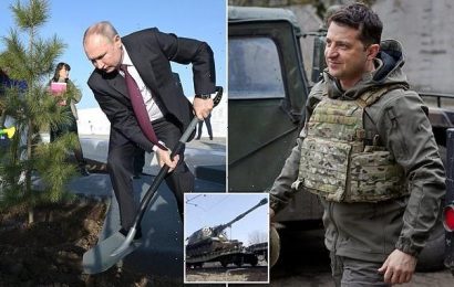 Ukraine&apos;s president visits trenches amid tensions with Russia
