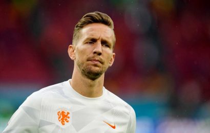 Luuk de Jong leaves Holland's Euro 2020 camp and ruled OUT of rest of tournament after training ground knee injury