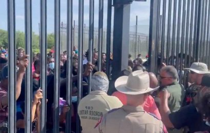 Video shows hundreds of migrants try to force way past Texas border agents