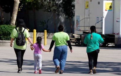 More than 800 unaccompanied kids stopped at Southern border in single day