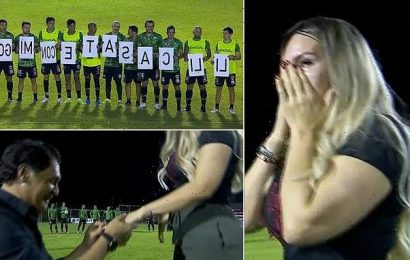 Paraguayan manager enlists his team to propose to his girlfriend