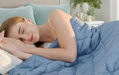 Shoppers are swapping their duvets for this cooling weighted blanket