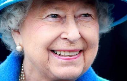 What Does Queen Elizabeth Really Carry In Her Purse?