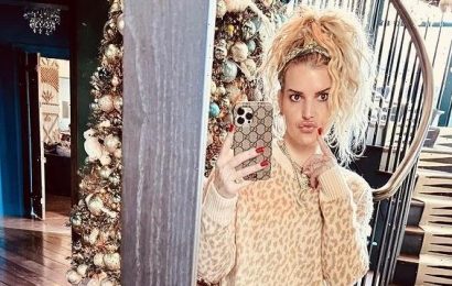 Jessica Simpson shows off her stunning figure in new pic, plus more news