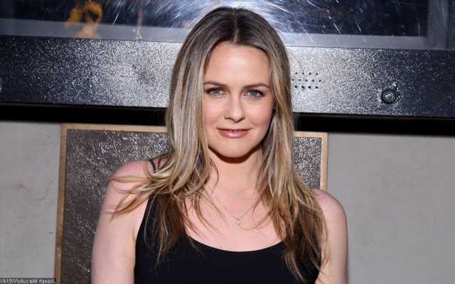 Alicia Silverstone Flips Off Body-Shamers: ‘I Think I Look Good’