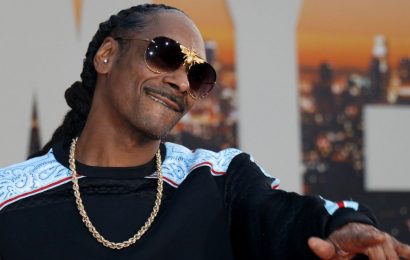 Snoop Dogg Gifts Former NFL Champ, Eli Manning, An Expensive Gold Chain For His 41st Birthday