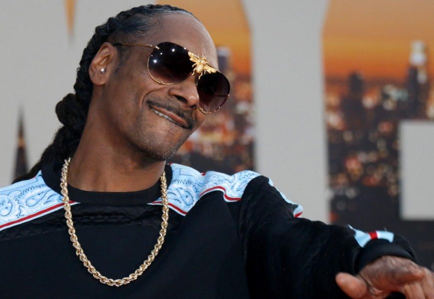 Snoop Dogg Gifts Former NFL Champ, Eli Manning, An Expensive Gold Chain For His 41st Birthday