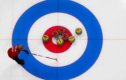 What does having the hammer mean in curling and how do you get it? The rules explained