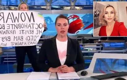 TV editor runs onto Russian TV with sign protesting war in Ukraine