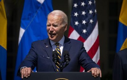 Judge Blocks Biden Administration From Lifting Title 42 Border Policy