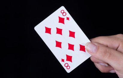 Number 8 playing card optical illusion baffles Twitter users with ‘mad magic’