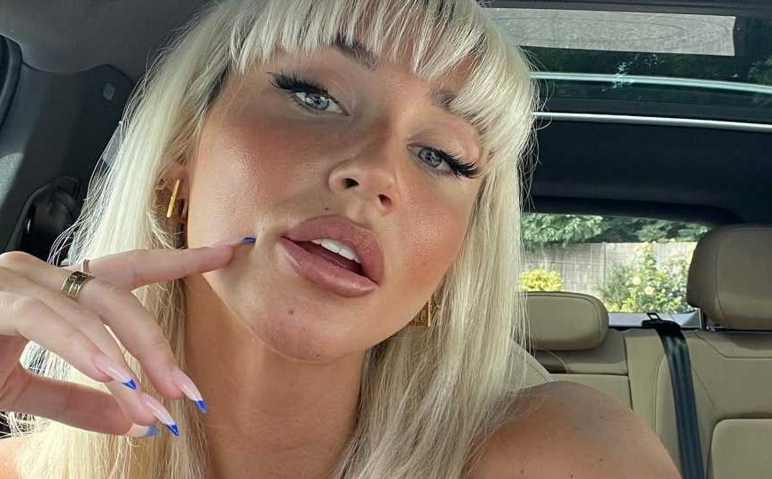 Towie star unrecognisable as she shows off bright blonde fringe | The Sun