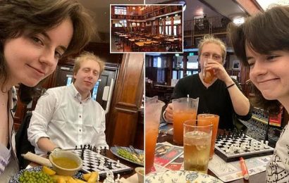 Couple fall in love after girl flies from US for date in WETHERSPOONS