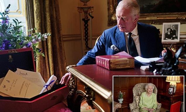 How King Charles paid tribute to his late parents in &apos;red box&apos; photo