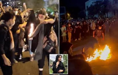 Women tear off hijabs after Iranian woman died because of veil protest