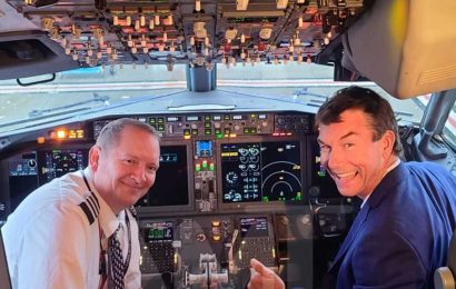 Jerry O'Connell Gets Southwest Cockpit Experience