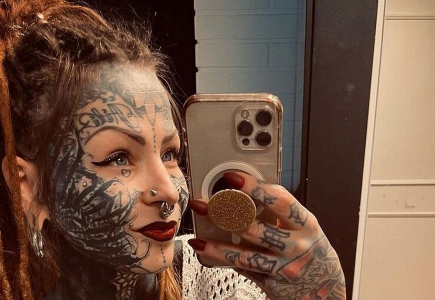 Tattooed mum wows with naked snap as she flaunts colourful back inkings