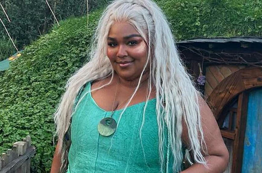 Lizzo Visits Hobbiton Dressed As Legolas, Plays Lord of the Rings Theme on Recorder Lizzo Visits Hobbiton Dressed As Legolas, Plays Lord of the Rings Theme on Recorder