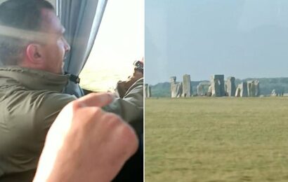 Ukrainian soldiers proclaim &apos;wow&apos; as they see Stonehenge for 1st time