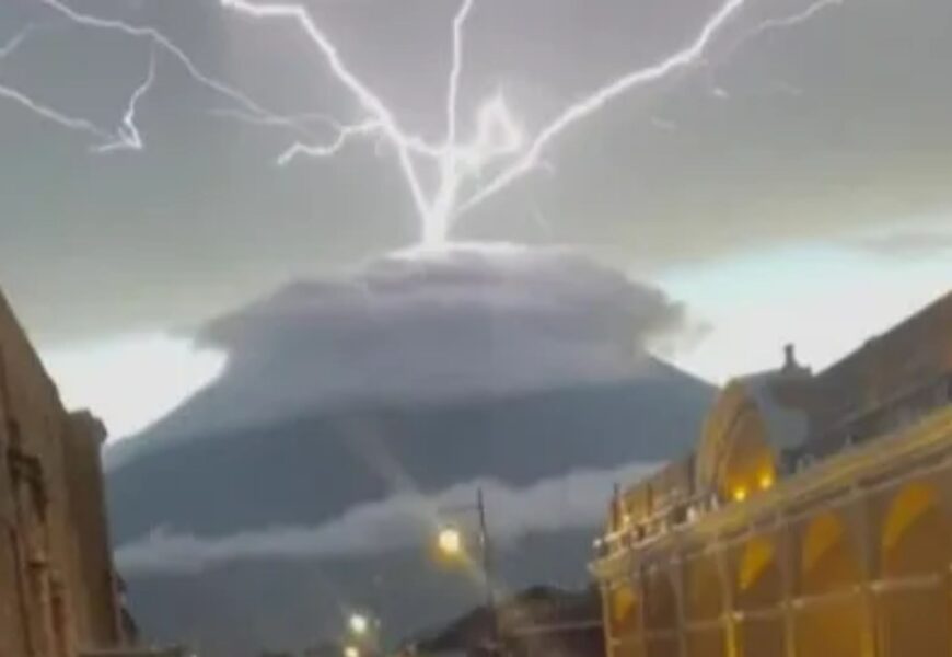 CANO CHAOS Incredible moment lighting ‘shoots UPWARDS’ from erupting volcano in rare scene | The Sun