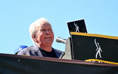 Martin Sheen Goes Full President Bartlet In Rousing Speech At National Day Of Solidarity Rally In LA As Kerry Washington & Ron Perlman Blast Studios