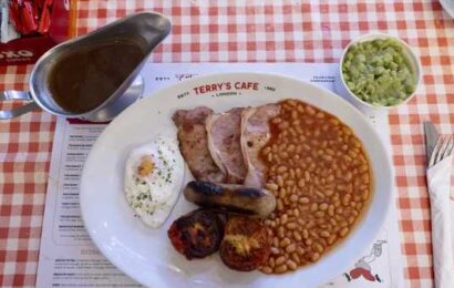 9% of builders said they prefer mushy peas or gravy on their fry-up