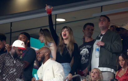 Taylor Swift Appears On ‘Sunday Night Football’ With Ryan Reynolds, Hugh Jackman & Blake Lively: NBC Sports Calls On Carson Daly To Explain Chiefs Vs Jets Game To Swifties