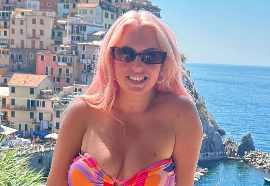 Woman takes bikini pics seconds apart to show how easy it is to hide tummy rolls