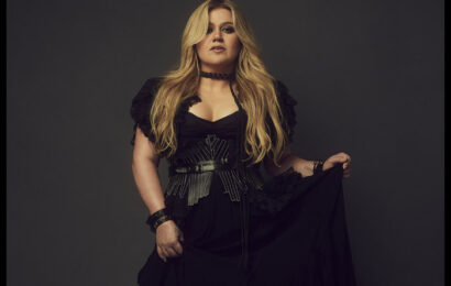 Kelly Clarkson Covers Frank Sinatra Classic 'I Get A Kick Out Of You'
