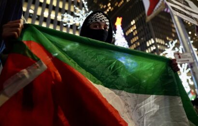 Pro-Palestinian march heads towards Rockefeller tree lighting