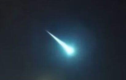 WA: Mysterious bright green light flashes across the night sky