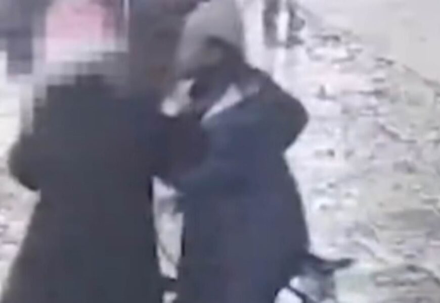 Shocking moment orthodox Jewish man is punched in the head by thug Shocking moment orthodox Jewish man is punched in the head by thug